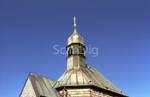 Verringert man die Farbsättigung des Gesamtbildes, normalisiert sich zwar die Himmelsfarbe, jedoch verliert auch das Kirchendach seine ursprünglich richtige Farbgebung.